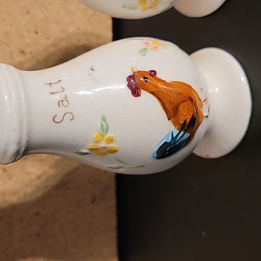 Vintage Enesco Chicken & Rooster Salt & Pepper Shakers - Picture 6 of 9